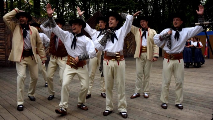 Folklóristi prišli o kroje