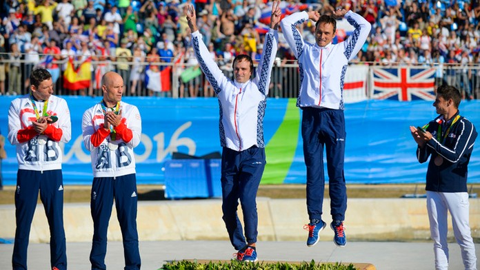 Slovenskí deblisti Ladislav a Peter Škantárovci pózujú na pódiu po zisku zlatej medaily. 