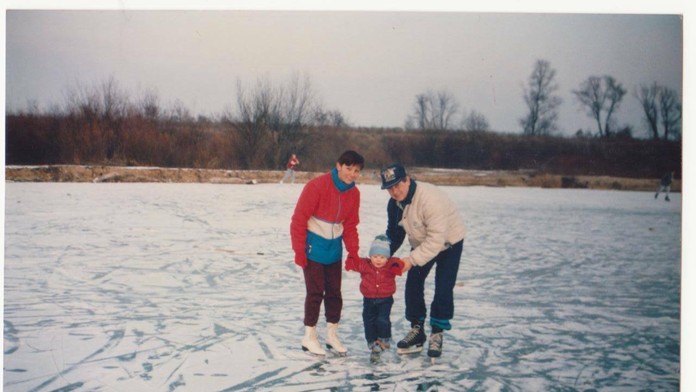Tomáš Tatar na sa učí korčuľovať s rodičmi.