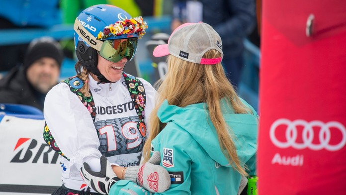 Na snímke Veronika Velez-Zuzulová a Američanka Mikaela Shiffrinová v nemeckom Ofterschwangu. 