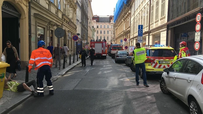 Hasiči v centre Prahy, kde sa zrútila časť budovy.