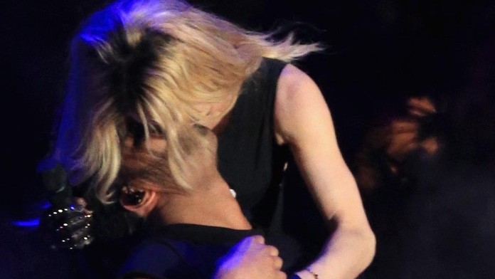 Madonna pobozkala Drakea
