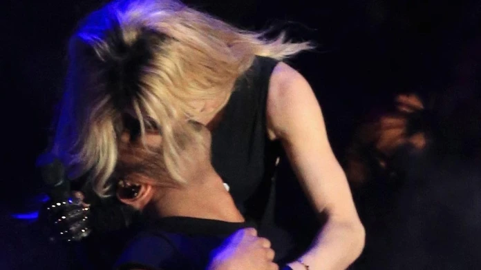 Madonna pobozkala Drakea