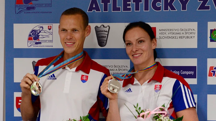 Stireborní medailisti z ME v Zürichu chodec na 50 km Matej Tóthkladivárka Martina Hrašnová.