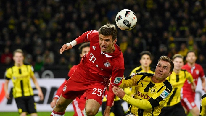 Thomas Muller (Bayern) a Mario Gotze (Dortmund) v súboji o loptu.