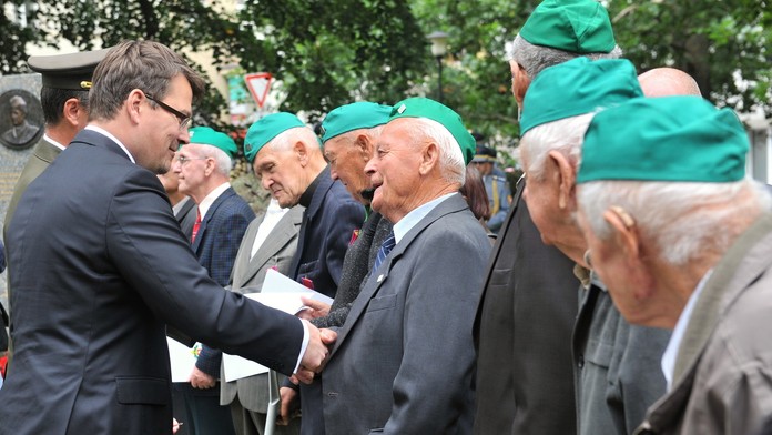 Štátny tajomník ministerstva obrany Róbert Ondrejcsák odovzdáva medaily bývalým príslušníkom PTP. (archív 2017)