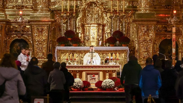 V byte poľského kňaza našli mŕtve telo mladého muža. Okolnosti smrti sú nejasné