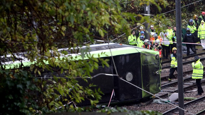 V Londýne sa vykoľajila električka.