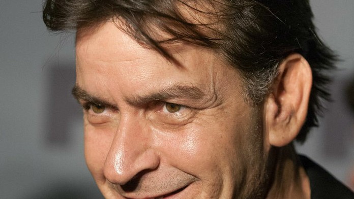 Šťastný Charlie Sheen. Podrobil sa experimentu, potlačili uňho vírus HIV