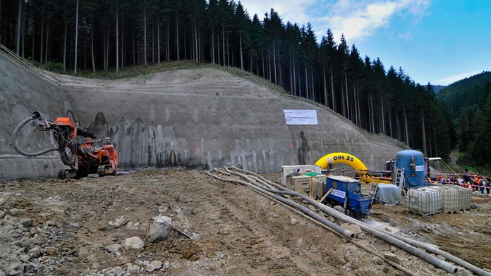 Začiatok razenia tunela Čebrať na diaľničnom úseku D1 Ivachnová - Hubová.