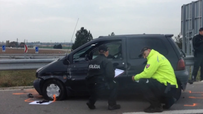 Auto na diaľnici.
