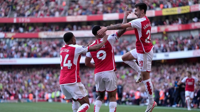 Arsenal rozhodol o výhre v šlágri kola až v nadstavenom čase. Liverpool zaznamenal tretí triumf za sebou