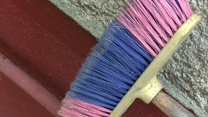 Metla, s ktorou sa vlúpali do kostola