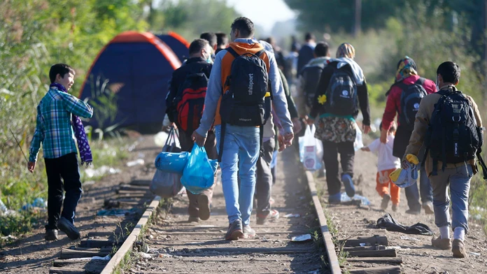 Migranti, ktorí opustili záchytný tábor.
