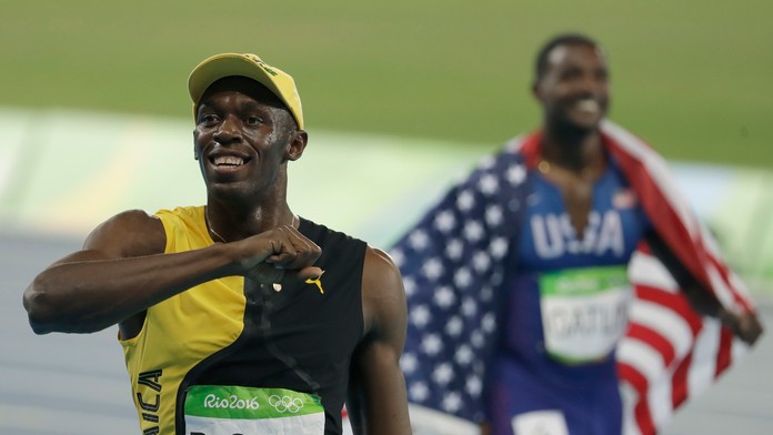 Víťaz šprintu na 100 m Usain Bolt a v pozadí strieborný Justin Gatlin.