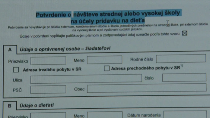 Rozbité sklo na aute.