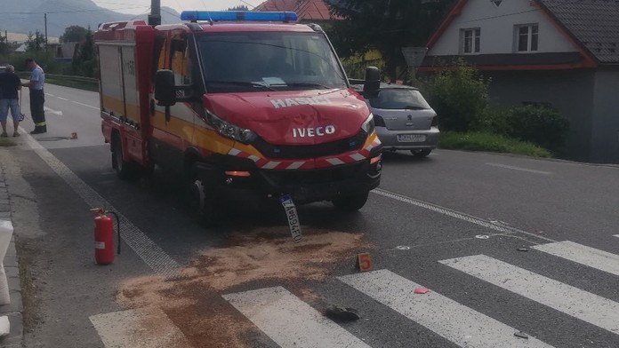 Hasičské auto zdemolované po dopravnej nehode.