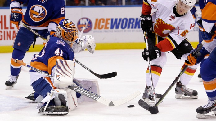 Jaroslav Halák zastavil strelu Markusa Granlunda.