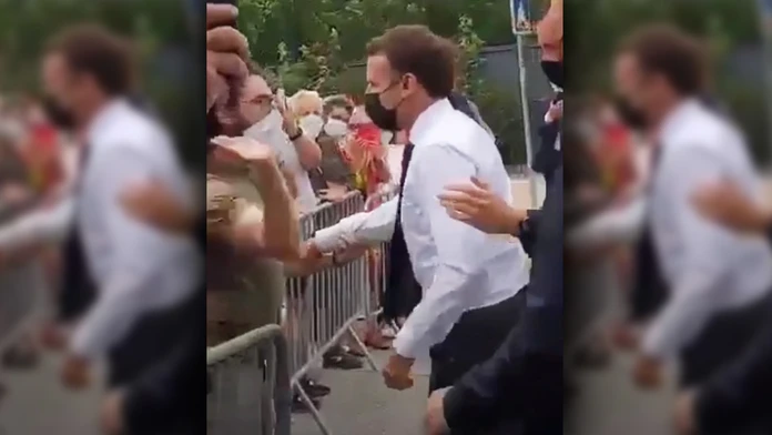 Emanuel Macron dostal facku od neznámeho muža.