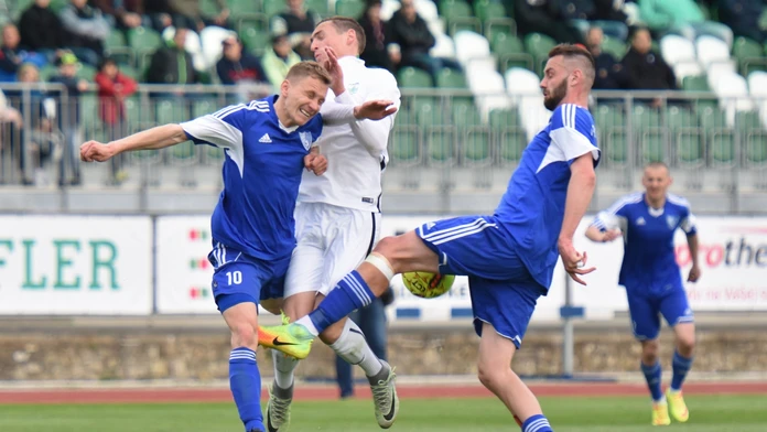 Súboj Popradčanov Maťasa (vľavo) a Peciara so Skaličanom Vaščákom.