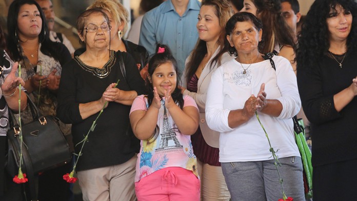 Účastníci pietnej spomienky pri príležitosti Pamätného dňa rómskeho holokaustu v Múzeu SNP v Banskej Bystrici.