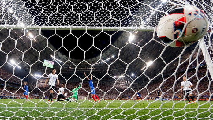 Antoine Griezmann  sa teší z gólu na 20 v zápase semifinále ME vo futbale Nemecko - Francúzsko