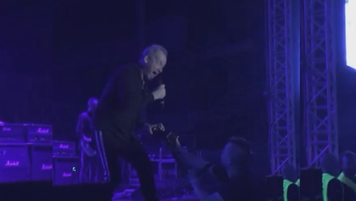 David Koller sa snaží fotografovi vytrhnúť z ruky fotoaparát.
