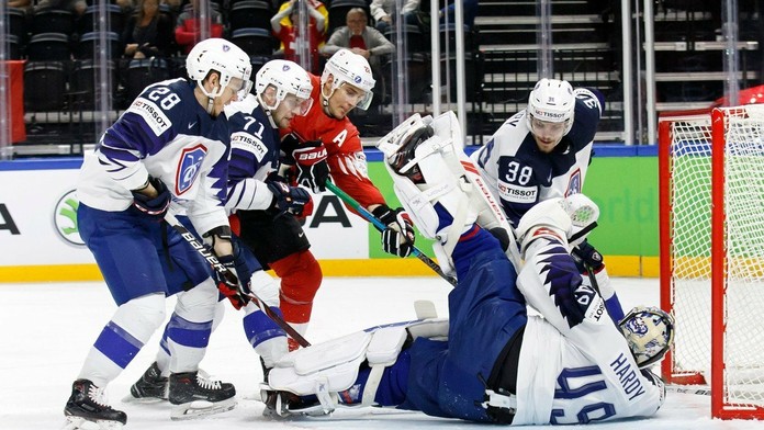 Francúzsky brankár Florian Hardy chytil strelu švajčiarskeho hráča.
