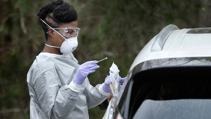 Počet úmrtí na nový koronavírus v USA stúpol na 100