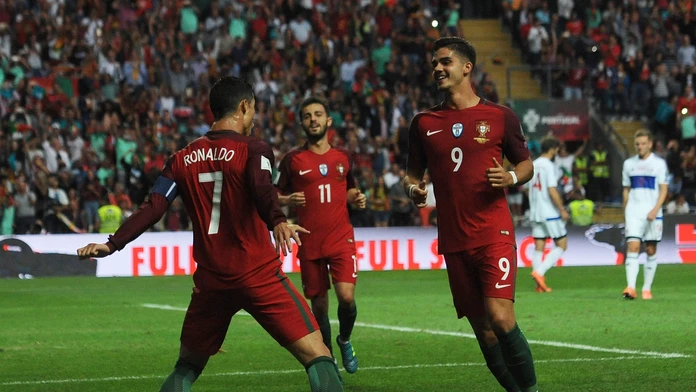Cristiano Ronaldo (vľavo) oslavuje s portugalskými spoluhráčmi gól v sieti Faerských ostrovov v kvalifikácii MS 2018.