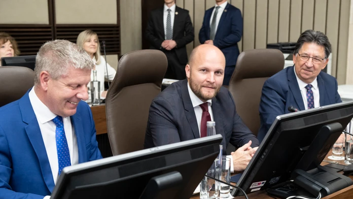 Jednému z ministrov prišiel v obálke náboj. Nestalo sa to prvý raz