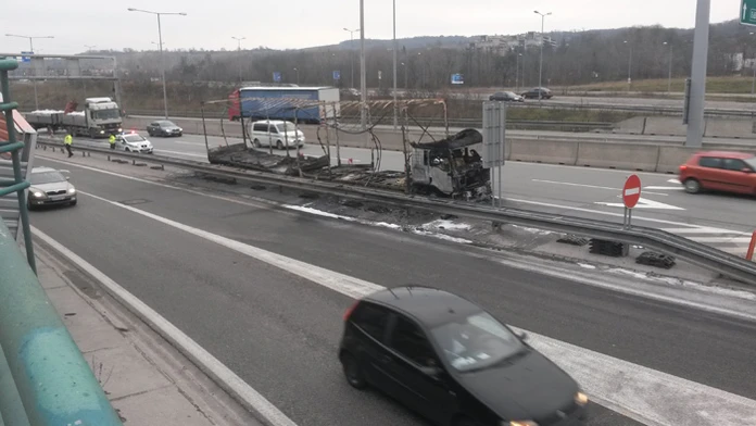Pred tunelom Sitina horel kamión.