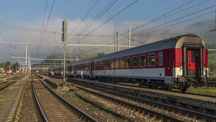 Sviatočné cestovanie do Bratislavy vlakom je dvakrát drahšie ako letecky