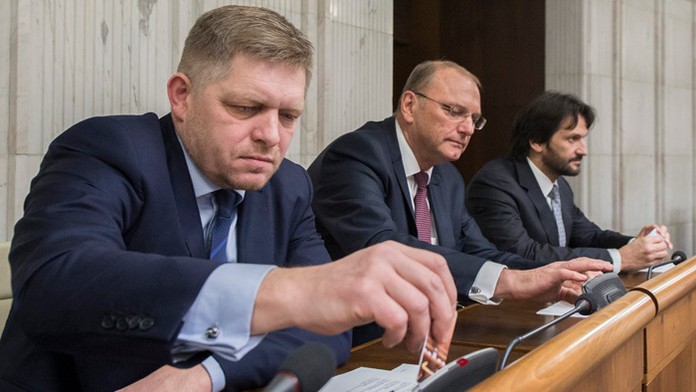 Na snímke zľava poslanci NR SR Robert Fico,  Ľubomír Vážny a Robert Kaliňák.