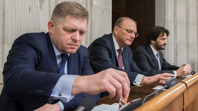 Na snímke zľava poslanci NR SR Robert Fico,  Ľubomír Vážny a Robert Kaliňák.