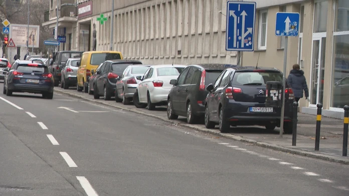 Autá sa môžu vrátiť na chodníky. Poslanci posunuli účinnosť zákona, ktorý to zakazoval