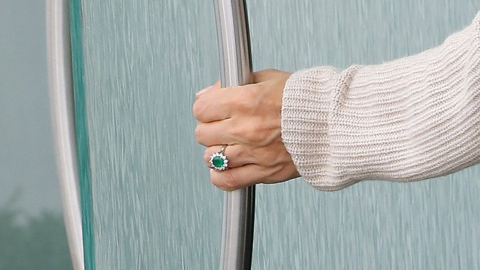 Modelka nosí nádherný prsteň. 