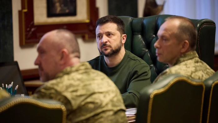 Francúzi nám idú na pomoc, tvrdil veliteľ ukrajinskej armády. Ešte nie je rozhodnuté, korigoval jeho slová Zelenskyj