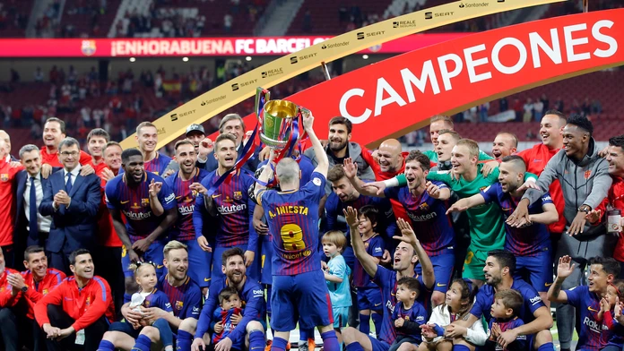 Andrés Iniesta dvíha trofej pre víťaza Copa del Rey.