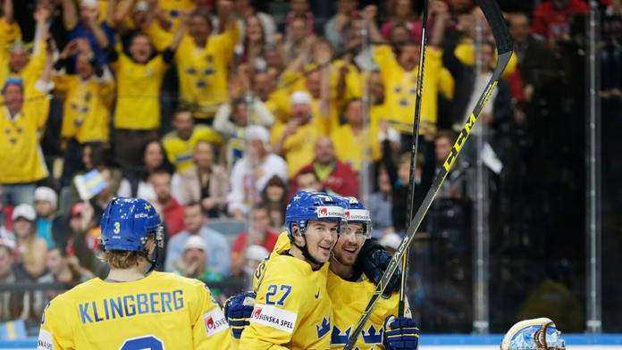 Hokejista Švédska  Elias Lindholm (druhý sprava) sa teší so spoluhráčmi po strelení úvodného gólu