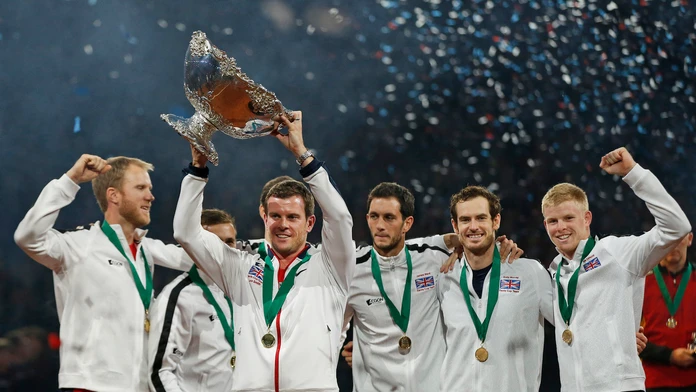 Nehrajúci kapitán britského daviscupového družstva Leon Smith dvíha nad hlavu Davisov pohár po výhre nad Belgickom.