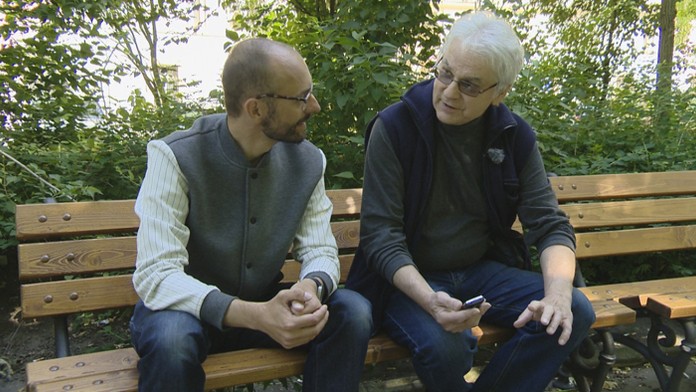 Michael Hák (vpravo) s reportérom magazínu Reflex Patrikom Stellerom.