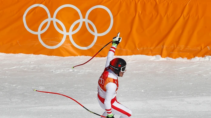 Ryan Donato (vpravo) z USA jasá po góle v našej sieti v dueli na ZOH 2018.