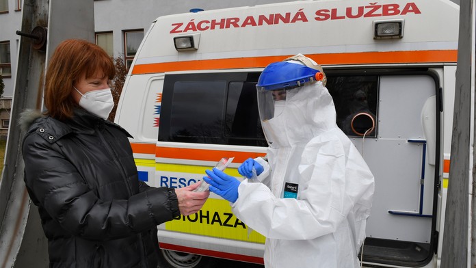 Takmer každý druhý test na COVID-19 bol pozitívny