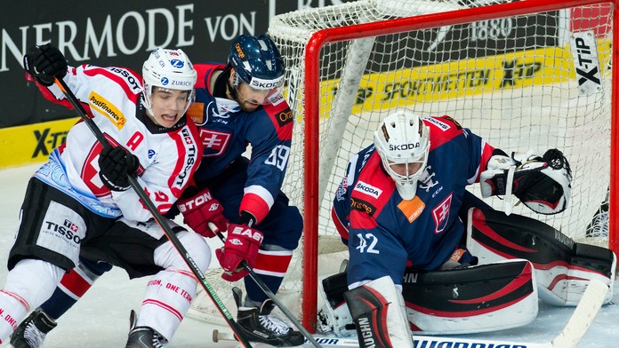 Branislav Konrád, Oldrich Kotvan (obaja Slovensko) a Reto Suri (Švajčiarsko) v zápase Nemeckého pohára Švajčiarsko - Slovensko.