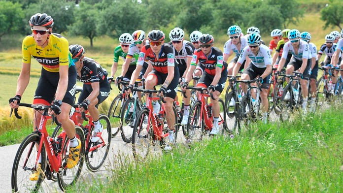 Cyklisti počas pretekov Okolo Švajčiarska.