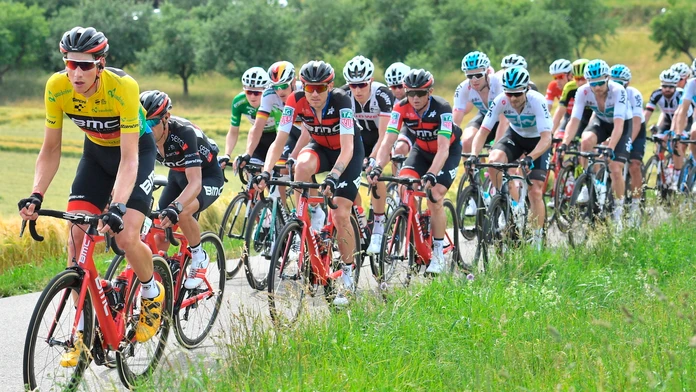 Cyklisti počas pretekov Okolo Švajčiarska.