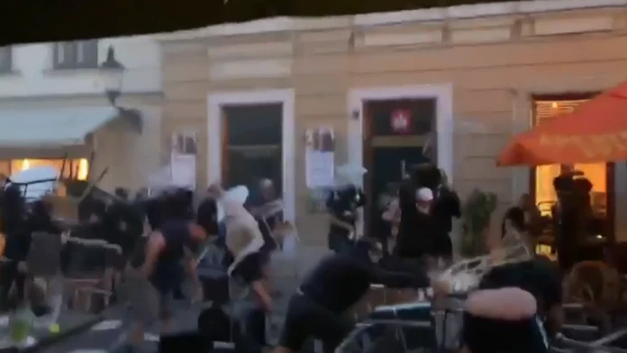 Hasič vyslobodzuje psa.