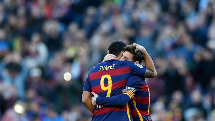 Luis Suarez a Lionel Messi na archívnej snímke.
