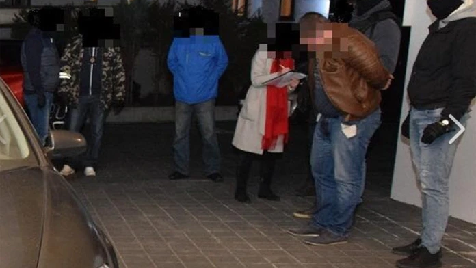 Traja podozriví vydierali mužov.